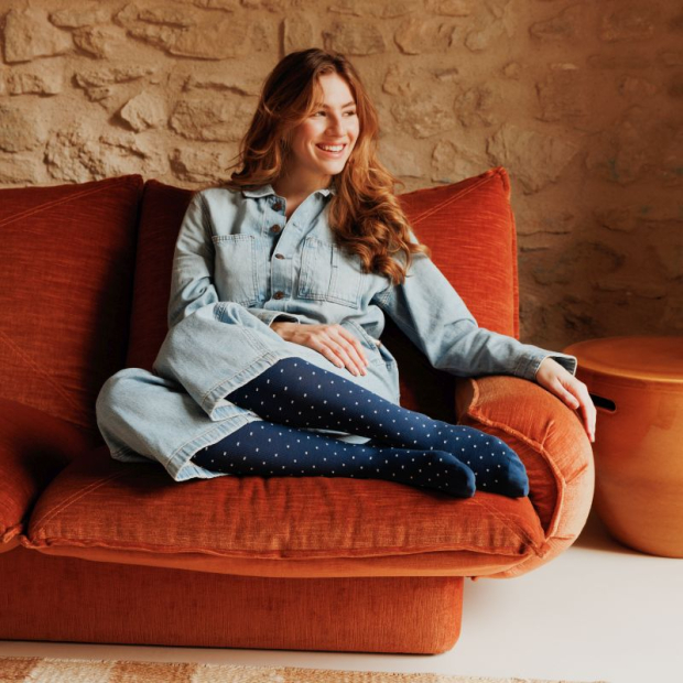 chaussettes de contention active coton bio coloris bleu jean avec des pois blanc